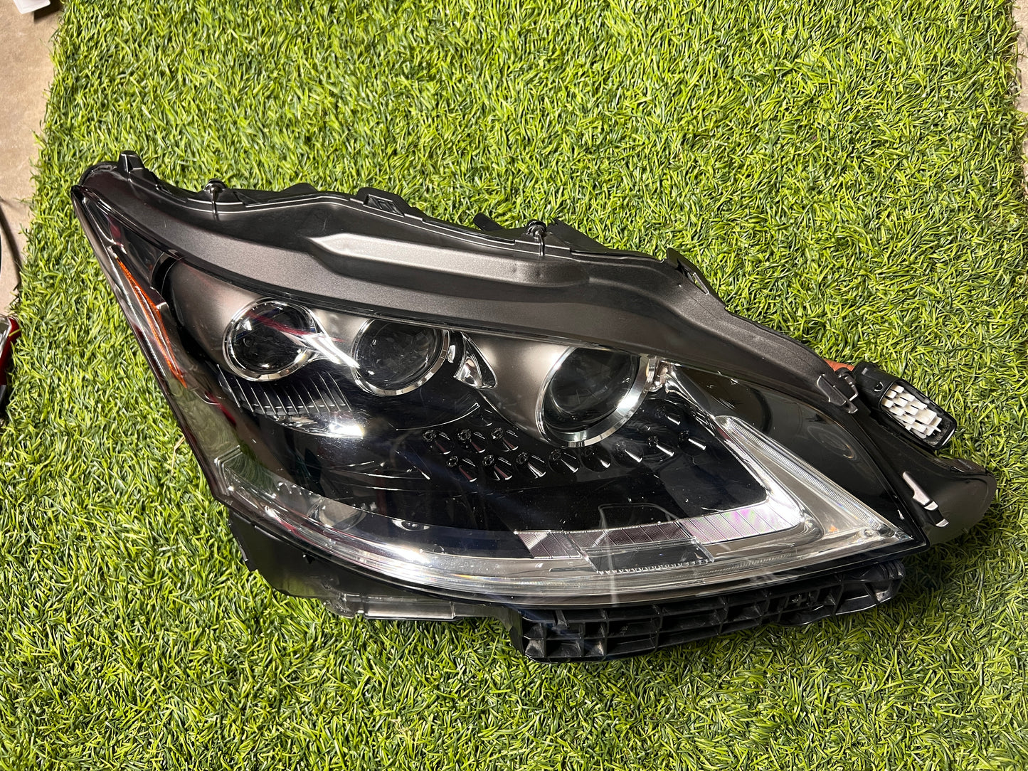 2019-2023 LEXUS RIGHT SIDE HEADLIGHT XENON OEM